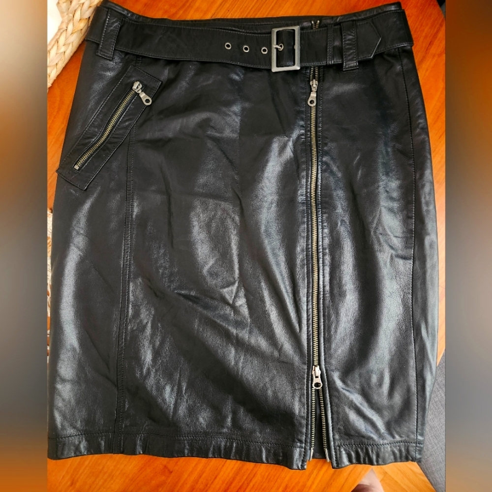 Danier lack Leather Skirt with Zipper Detail